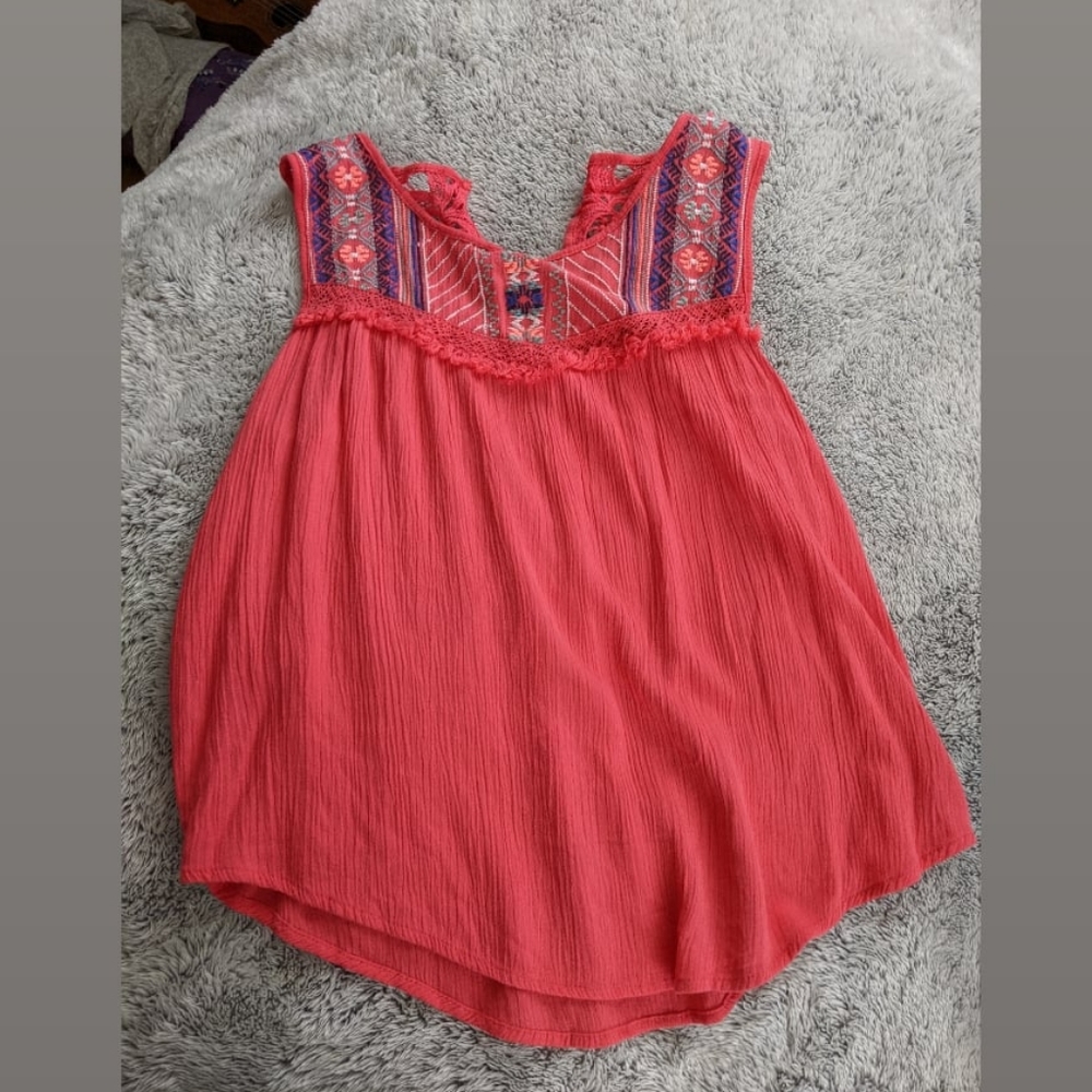 pink tank top
